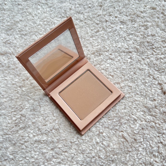 Brand New KKW Beauty Powder Contour in Soft Beige - Picture 1 of 3